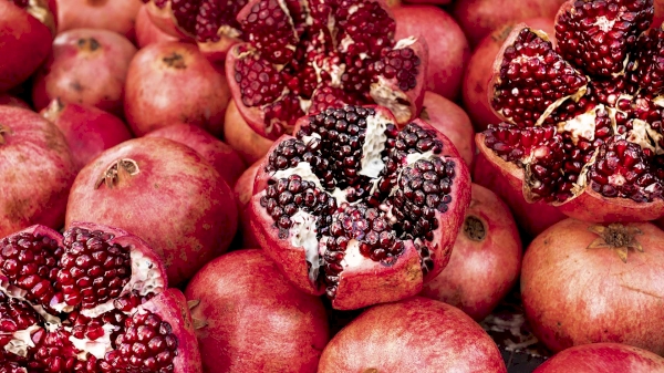 How many pomegranate did Uzbekistan export?